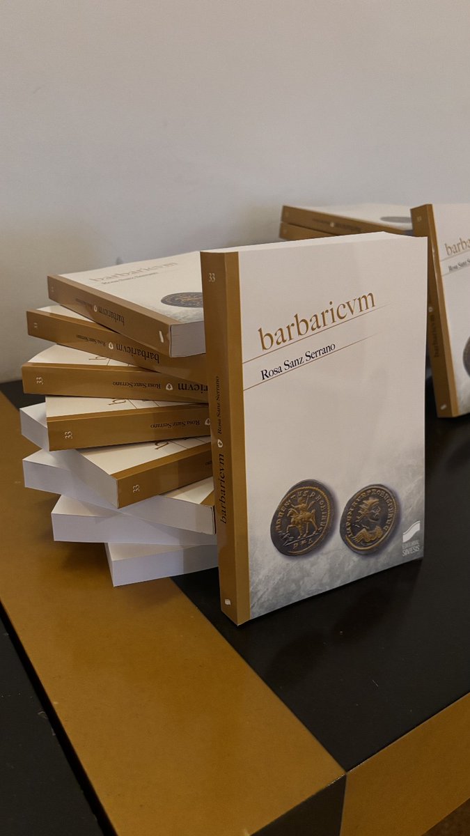 Maria_Goldberry's tweet photo. Ayer se presentó en el Museo de San Isidro (ya nuestra segunda casa) el nuevo libro de la maestra de muchos de nosotros, Rosa Sanz, “Barbaricum”, un estudio de las fronteras en la Antigüedad tardía. Estas cosas (y estas gentes) me dan la vida. 🫶🏻 https://t.co/EHvuwQhemj