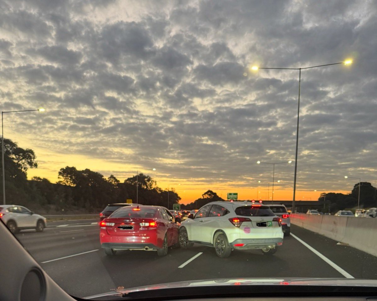 nwilliames's tweet photo. @VicTraffic another crash just after Wellington road https://t.co/7WxxUw5vcE