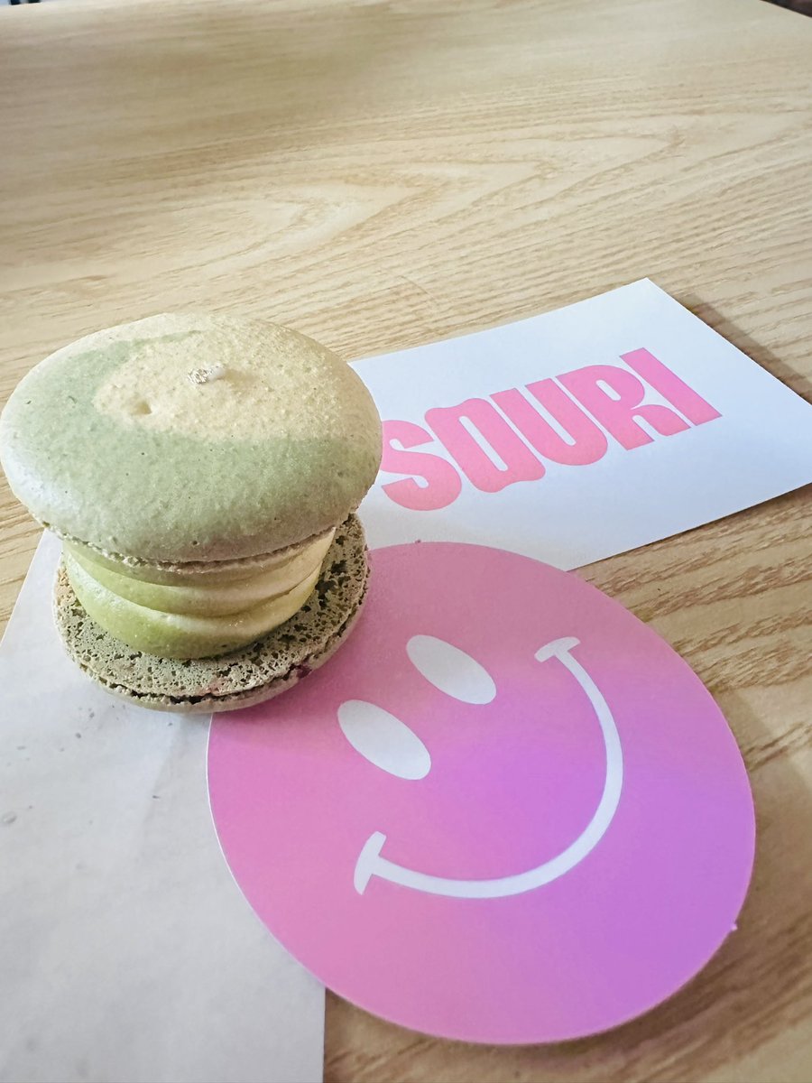 Fonpalit1's tweet photo. วันเกิดที่ผ่านมาคืออยากลองชิมน้อง Birthday cake macaron ชั้นก็กดไม่เคยทันสักที แต่วันนี้กดทันแล้วจ้า เป็น birthday cake ย้อนหลังให้ตัวเองที่อร่อยมากๆๆๆ ส่วน Matcha yuzu น้องหอมชาเขียวอ่อนๆละมุนลิ้นมาก ส่วนอีกอันยังไม่ได้ชิมอิ่มก่อน 555 #SouriIntensityLevel #TeamLightMatcha #SOURI https://t.co/aDSK6hwJ6Y