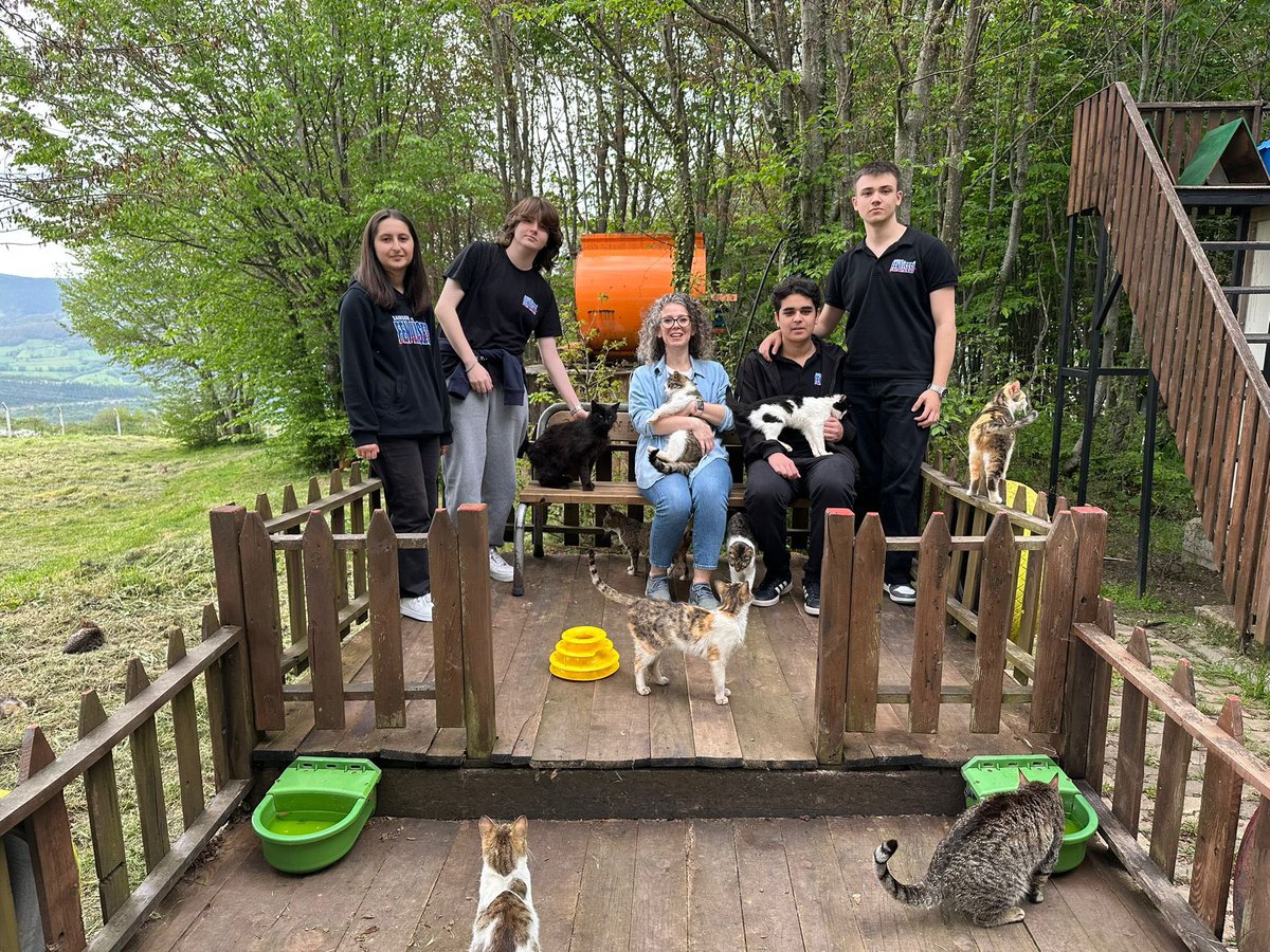 Samsun Büyükşehir Belediyesi Sokak Hayvanları Bakım ve Rehabilitasyon Merkezini , Bilim Fen ve Teknoloji Klübü sosyal sorumluluk olarak ziyarete gittik. Tüm okul öğrencilerimizin katkıları ile aldığımız mamaları merkeze bağışladık.