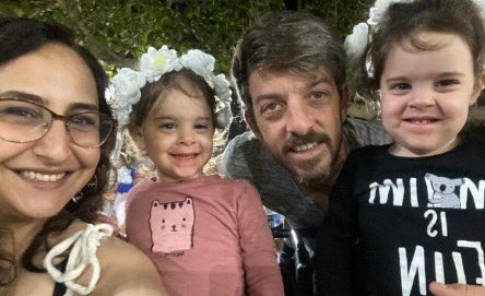 היום יום הולדת 35 לדוד קוניו.

מגיע לו לחגוג את זה עם אמה ויולי ועם אשתו האהובה שרון.
מגיע לו לחגוג עם אריאל אחיו שגם חטוף עדיין בידי החמאס.

חייבים להציל את דוד ולהחזיר אותו הביתה לאמה, יולי ושרון.

את כולם עכשיו.