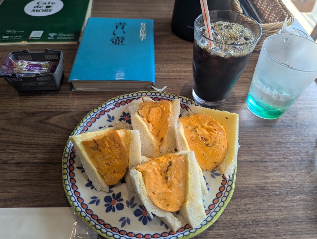 kaoboooooooo's tweet image. 司馬遼太郎記念館の後
お腹が空いた
調べてみたら近所に良さげなカフェが
「Cafe de MORE」で
厚焼きたまごサンドイッチ
黄色くて分厚焼きたまごはフワフワで
軽くてペロリ
常連さんの様な初老の男性2人が
仕切りに大声で
阪神タイガースの話しを面白可笑しく
さすが大阪だなぁ〜と思う。