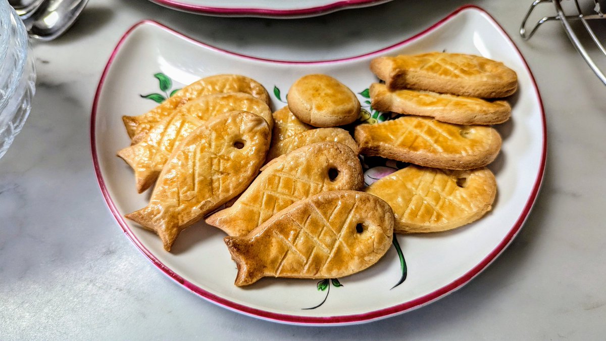 とっても久しぶりにフランス菓子のレッスンに行ってきました🍰今回のテーマはポワソン*ダブリル(もう5月ですが、「4月の魚」😆)、そしてパート・ブリゼ・シュクレも形を合わせて、魚の日となりました☺️
