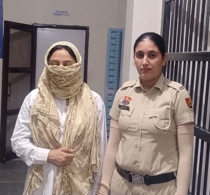 वक़्त वक़्त की बात है..! 
जिन्हें कल तक कम कपड़ों में दिखने का शौक था 
आज वो अपना मुंह भी नहीं दिखा पा रहे हैं....!! 
#JyotiMalhotraArrested