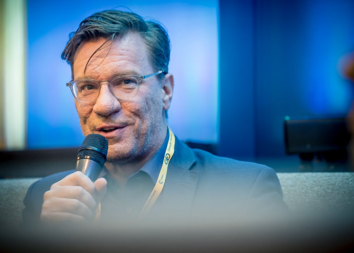 „Wir projizieren Wünsche auf die Wirklichkeit“

Nico Lange ist Experte derMünchner Sicherheitskonferenz – Er entlarvt Putins Propaganda im Ukraine-Krieg

München. Er spricht russisch und ukrainisch, führte den Leitungsstab im Verteidigungsministerium und arbeitetseit2022 als