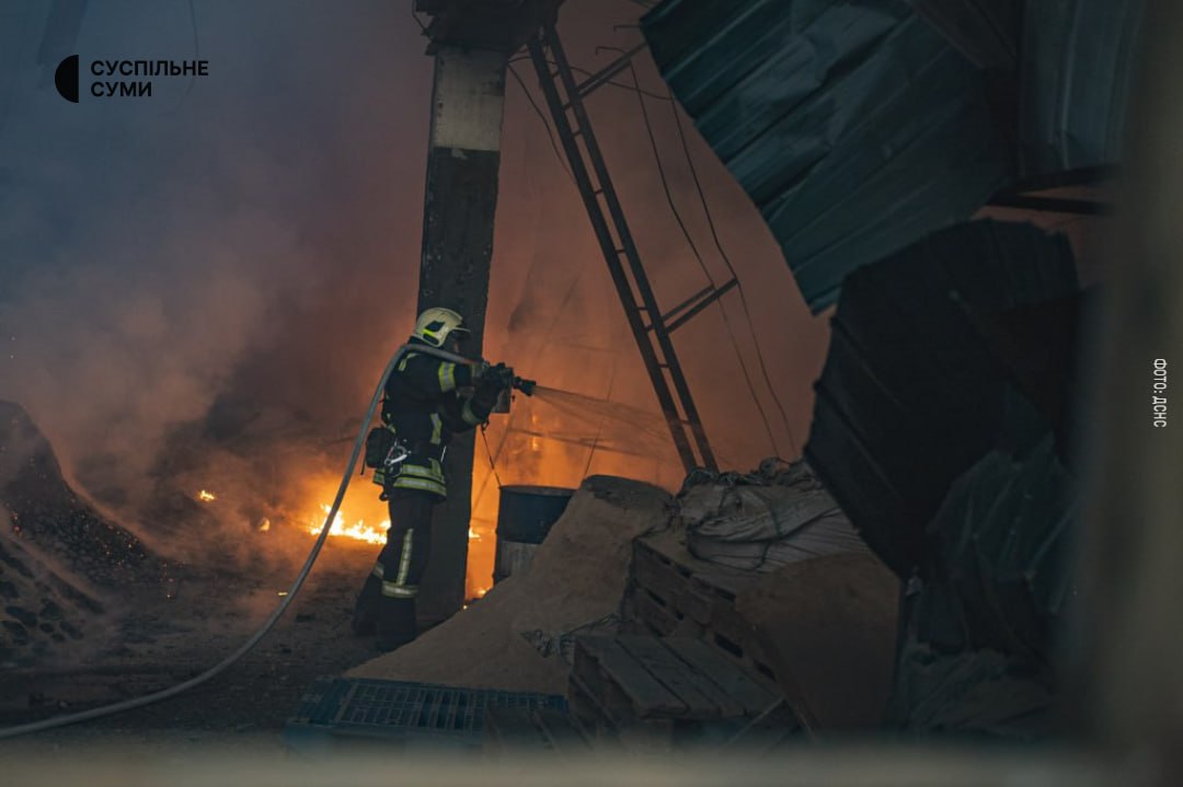 ESumsina's tweet photo. 21 травня російські ударні безпілотники атакували промислові об’єкти Сумської громади. На місці виникла масштабна пожежа

#Sumy #Сумщина #Київ  #жах #пожежа #fire #ecologicaldisaster https://t.co/cuQZiw1TUH