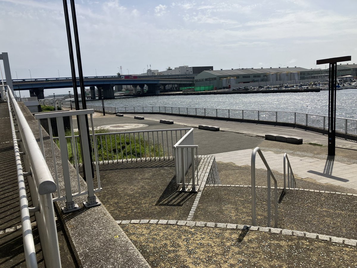 funabasiport_sp's tweet photo. 本日の船橋港親水公園

暑くなってきましたね。
空も夏の空になってきました。

#船橋港親水公園 https://t.co/HS16YAMa5k