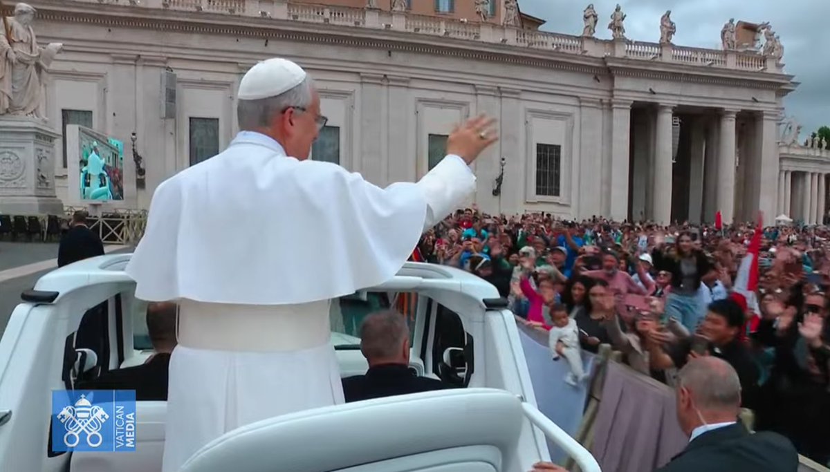 vaticannews_es's tweet photo. El Santo Padre #LeónXIV recorre la Plaza de San Pedro antes de presidir su primera Audiencia General este miércoles 21 de mayo. https://t.co/mdQKTCkAUr