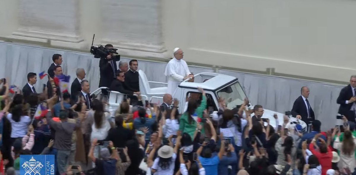 vaticannews_es's tweet photo. El Santo Padre #LeónXIV recorre la Plaza de San Pedro antes de presidir su primera Audiencia General este miércoles 21 de mayo. https://t.co/mdQKTCkAUr