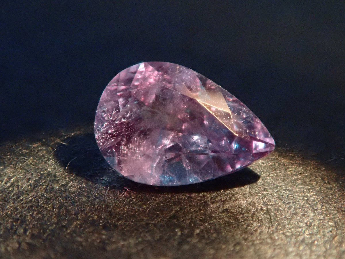 森の緑が夕暮れには紫に染まる…。夢の世界ならあるかもしれませんね✨
#2505新宿ポップアップ　五大宝石コーナーにて‼️