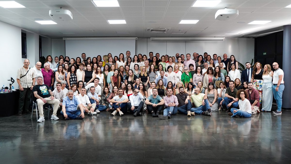 MutuaMAC's tweet image. @MutuaMAC celebró el 17-M su convención bianual en #SCTF. La mayoría de la plantilla acudió a un encuentro que tenía como lema "Mejorando a través de la comunicación". También se homenajeó a 32 integrantes de la plantilla que cumplieron durante 2023-25 veinte años en la entidad