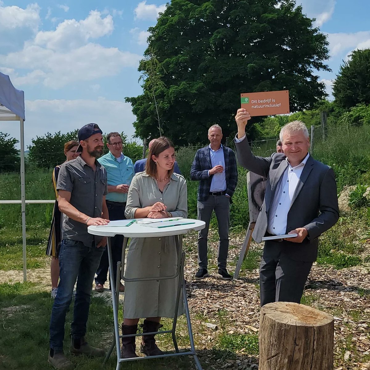 “Wij willen laten zien dat je als boer niet tegenover, maar mét de natuur kunt werken.” Na 10 generaties gooit dit agrarisch bedrijf in Wahlwiller het roer om en gaat natuurinclusief boeren: landbouw en natuur gaan samen. Meer: bit.ly/43uccPq