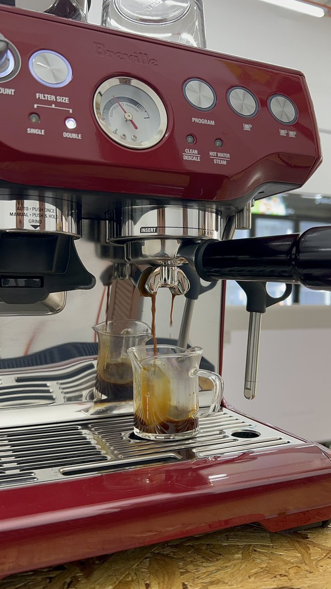 danialghani92's tweet photo. si coffee yang penuh dengan pahitnya realiti kehidupannya suatu hari telah ditakdirkan bertemu serta berdansa serta berbahagia bersama si indahnya manis vanilla yang hidupnya sentiasa dingin dengan suasana dunia..

#affogato #nialcoffee #tokmazzdessert https://t.co/wbZSF5Wede