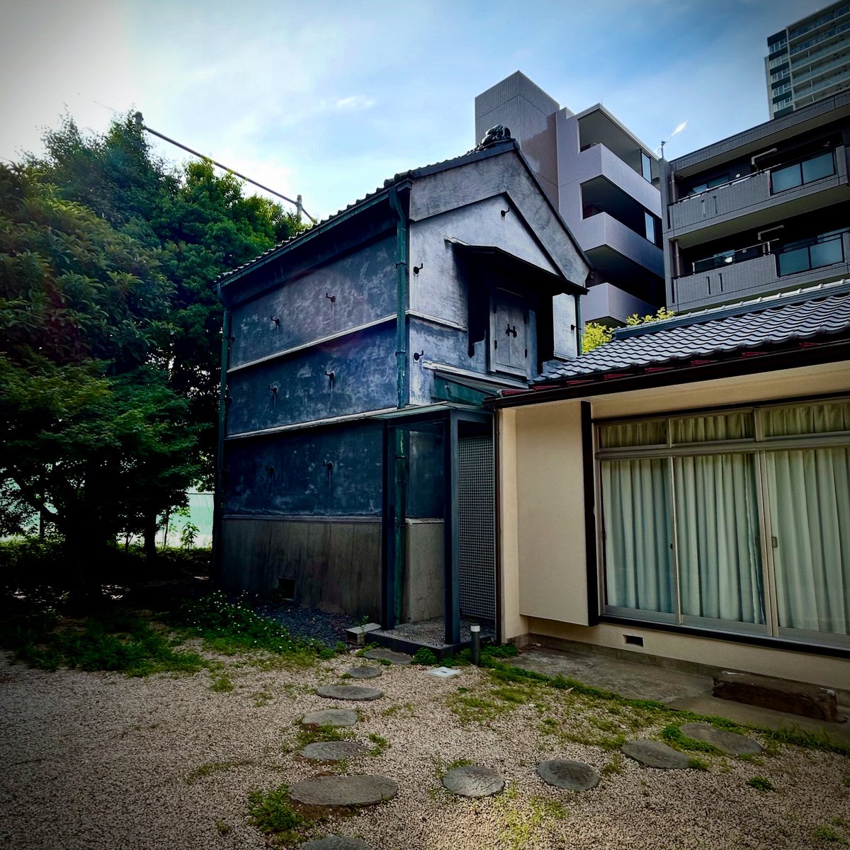 立教大学江戸川乱歩記念大衆文化センターにご挨拶。旧江戸川乱歩邸もリニューアルオープンしています。乱歩の書斎の青畳が芳しい香りを放っていました。