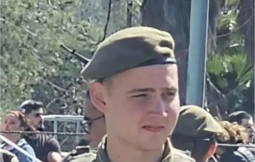 Les fils uniques ont une dérogation pour l'armée 🇮🇱 et les parents doivent signer une autorisation ou pas.

Comme mon neveu, Danilo est fils unique et a supplié ses parents de signer.

Pour Danilo, il était important de se battre pour  son pays.
Il a été tué 💔
Merci Danilo