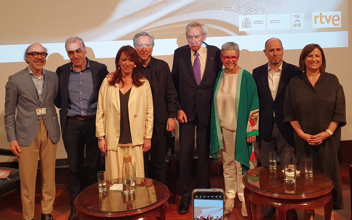 ¡Qué regalo para el periodismo fue el acto promovido por <a href="/BNE_biblioteca/">Biblioteca Nacional de España</a> y con RTVE de colaborador!

Iñaki Gabilondo, Luis del Olmo, <a href="/EvaOrue/">Eva Orúe</a> y <a href="/tinamonge/">cristina monge 🇪🇺</a> como protagonistas. El <a href="/ArchivoRTVE/">Archivo RTVE</a> como ventana a un mundo pasado que se hizo muy reciente.

Gracias por tanto <a href="/MjosePintor/">Mjpintor</a>
