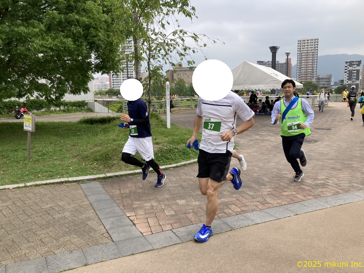 official_mikuni's tweet image. 2025年5月18日勝山公園リレーマラソンに当社の社員が参加しました
結果は77チーム中32位で昨年より順位を下げてしまいました
来年は上位を目指して本日より練習しております！
#勝山公園　#勝山公園リレーマラソン #mikuni ＃マラソン #リレー