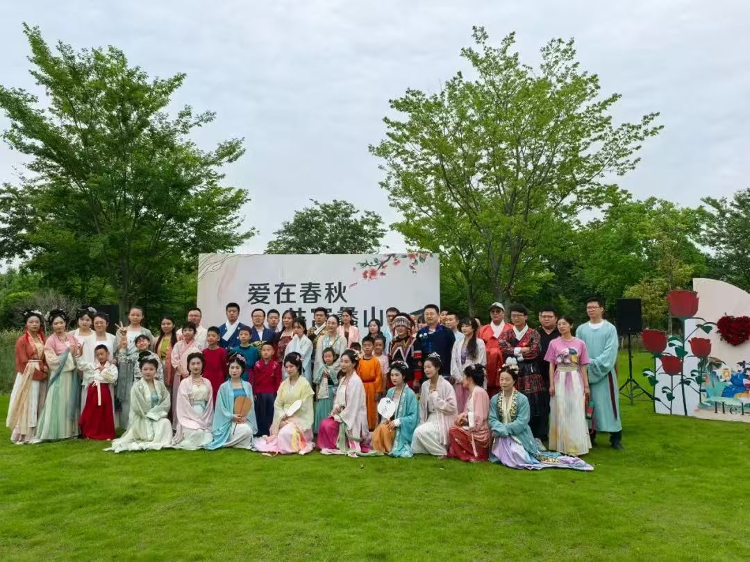 Hi_Deqing's tweet photo. A whirlwind of traditional charm swept through #Zhongguan Town’s #Lishan Village this past weekend with the “520” #Guofeng Carnival. Ancient activities, given a fresh spin, drew in a crowd of eager young participants. #Deqing https://t.co/fzeug8cH9p