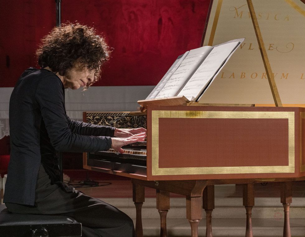 Artículo original en portugués. Entrevista a Mafalda Nejmeddine, doctora por la Universidad de Évora en Música y Musicología en la especialidad de Interpretación, especialista en música antigua portuguesa. Un artículo de Alexandra Silva. archivozmagazine.org/pt/entrevista-…