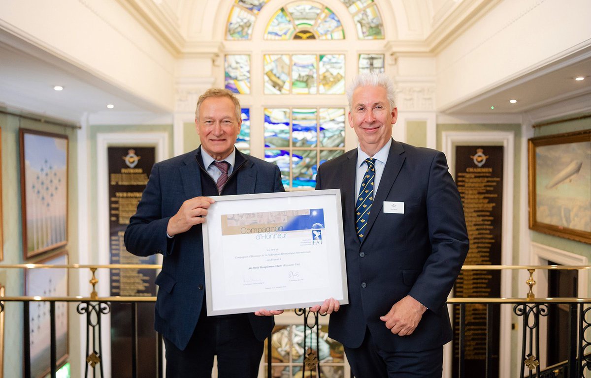 🎈 #Aviation Legend David Hempleman-Adams was presented with the title of FAI Companion of Honour at the Royal Aero Club Awards in London, by FAI President of Honour David Monks.
Story: buff.ly/eDwPXqO
#airsports