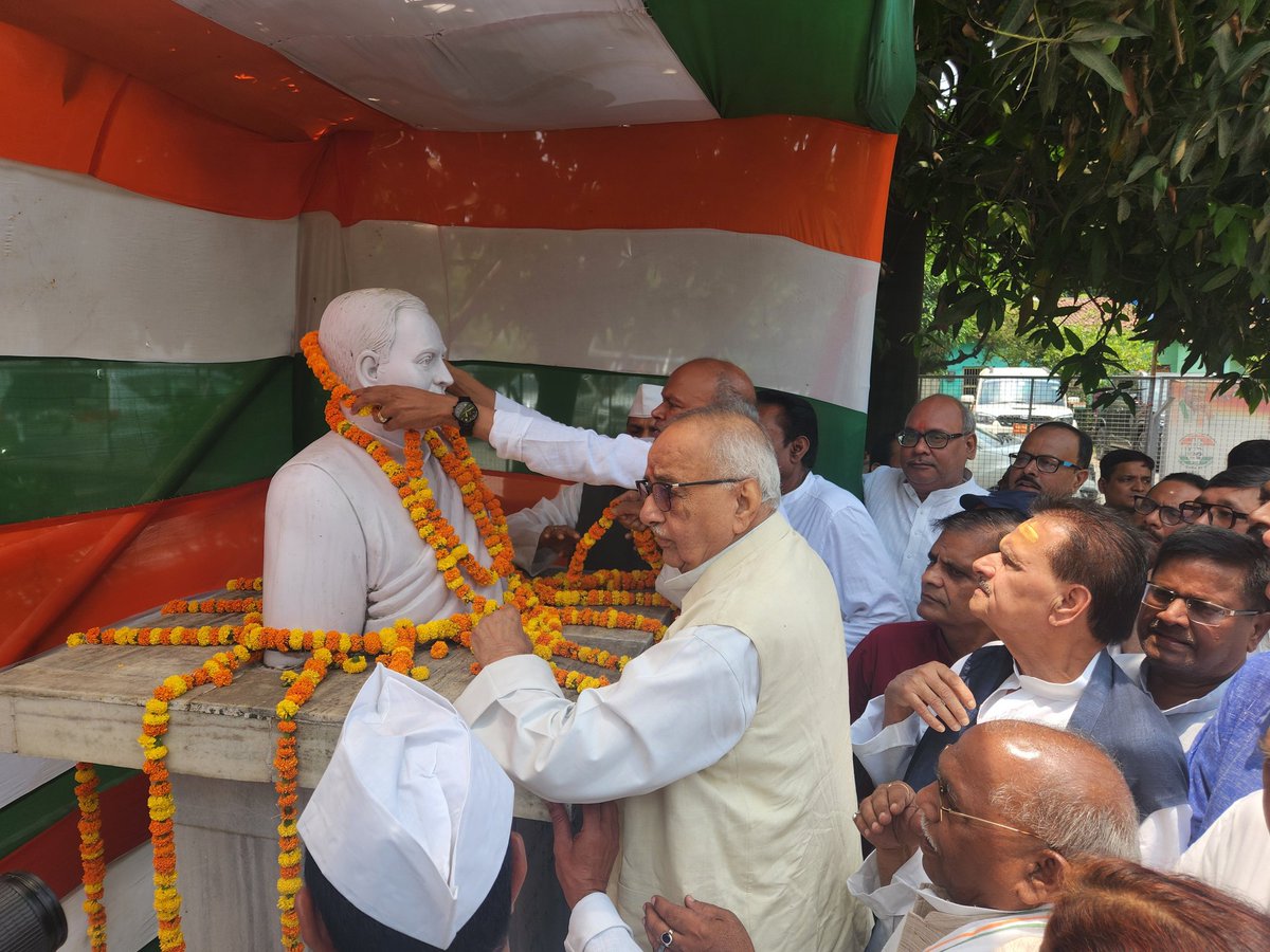 पूर्व प्रधानमंत्री स्व. राजीव गांधी जी की पुण्यतिथि पर बिहार कांग्रेस अध्यक्ष श्री <a href="/rajeshkrinc/">Rajesh Kumar</a> जी ने प्रदेश कांग्रेस मुख्यालय सदाकत आश्रम पटना में उन्हें श्रद्धांजलि अर्पित की। 

देश के लिए अपना सर्वस्व न्योछावर करने वाले श्री राजीव गांधी हमेशा हमारी यादों में रहेंगे।

इस मौके