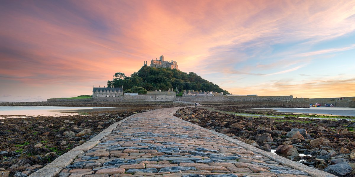 Cornwall is known for its rugged landscape, historical sites and magical feel. It's no surprise that the fantasy drama, House of the Dragon, chose it as the backdrop for several scenes.

Where in #Cornwall did they film?

💫St Michael's Mount
💫Holywell Bay
💫Kynance Cove

#HOTD