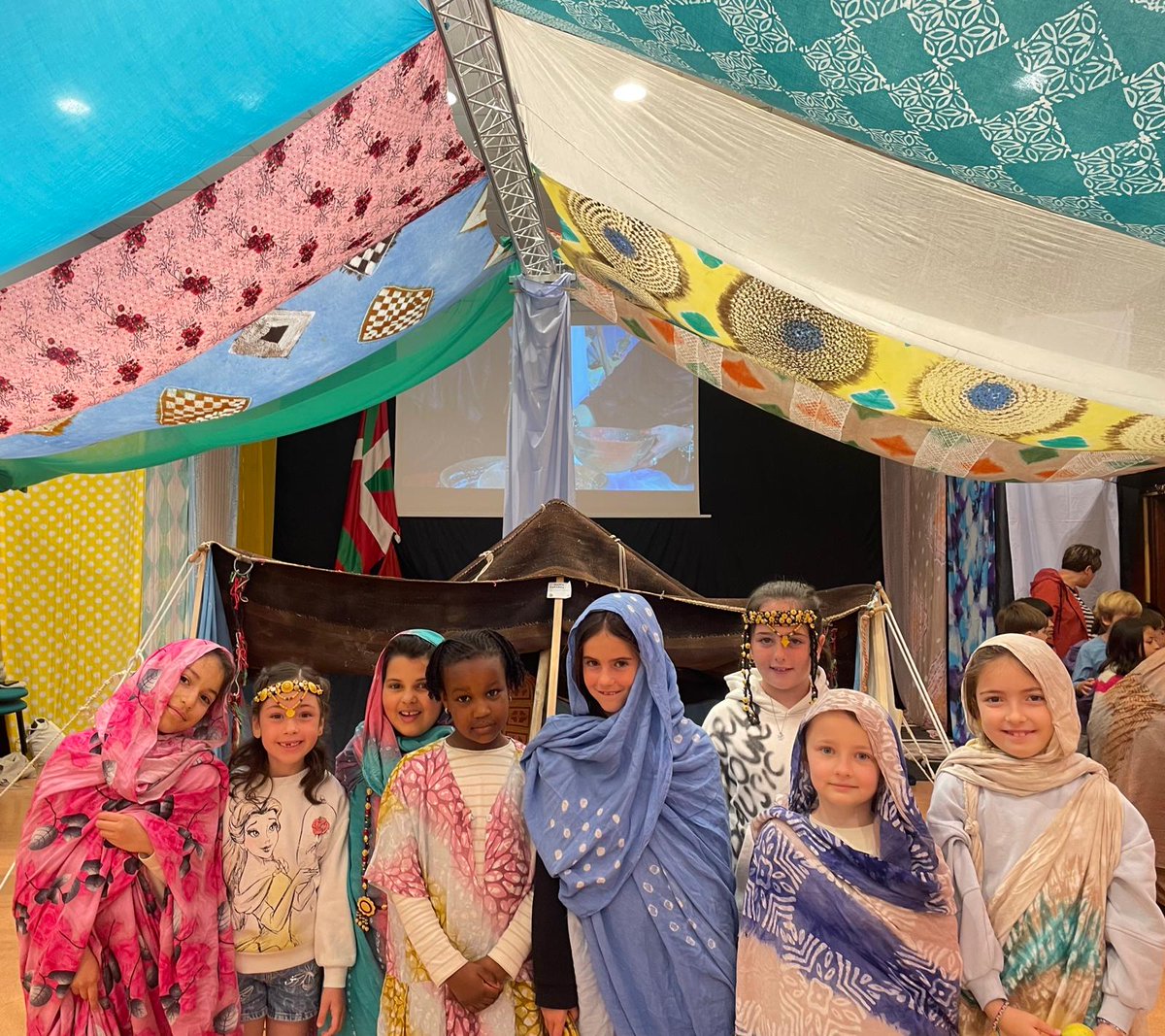 LHkoak sahararren bizimodua nolakoa den ikustera joan dira kultur etxean Guerera Orio Elkarteak jarri duen erakusketara: non bizi diren, haimak nolakoak diren, zer eta nola jaten duten, nolako arropekin janzten diren, haurrek nola jolasten duten, erlijioa nola bizi duten...