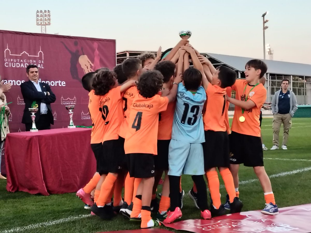 📰 NOTICIA |

🏆 El <a href="/CDManchegoCReal/">Club Deportivo Manchego</a> se hizo con la Fase Final provincial <a href="/SomosGlobalcaja/">Globalcaja</a> - <a href="/DiputacionCR/">Diputación de C.Real</a>, de categoría Benjamín

▶️ El equipo de la capital junto a la EDM El Carmen de Daimiel, estarán en la Fase Regional

🔗 ffcm.es/pnfg/NNws_ShwN…

#somosCLM | #fútbolCLM