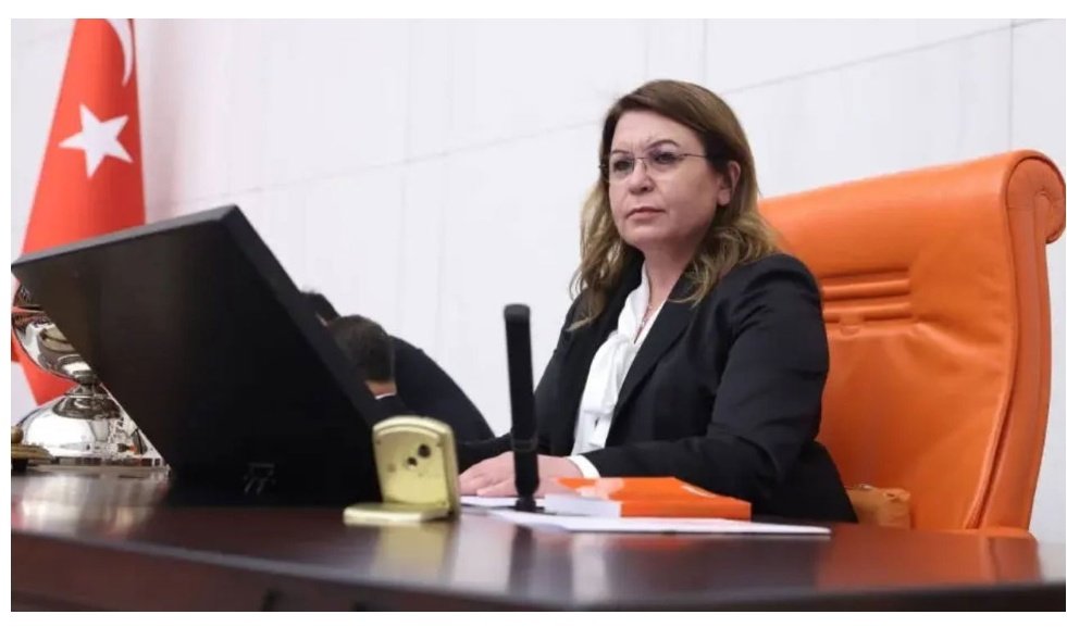 🔴 Eşitlik İçin Kadın Platformu, TİP Hatay Milletvekili Can Atalay hakkında verdiği hak ihlali kararını Meclis Genel Kurulu’nda okutan TBMM Başkanvekili Gülizar Biçer Karaca'ya yönelik Meclis cezasına tepki göstererek CHP'ye çağrıda bulundu. cumhuriyet.com.tr/siyaset/esitli…