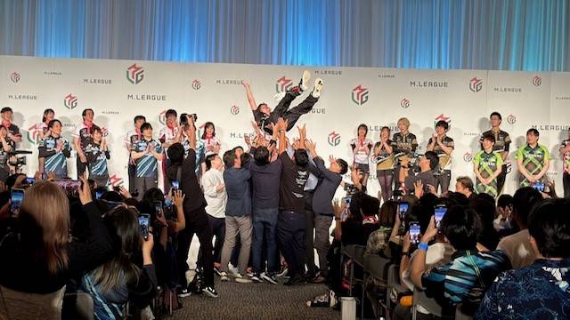 LUXIA_INC's tweet photo. セガサミーフェニックスMリーグ優勝記念としまして、プレゼント企画を実施します🎁

①当アカウント(@LUXIA_INC)をフォロー 
②このポストをリポスト
抽選で20名にセガサミーフェニックス×LUXIAコラボトートバッグをプレゼントします✨
締切は6/20の23:59まで！
当選者の方には当アカウントよりDMで連絡をさせて頂きます。
皆様のご参加お待ちしております！

弊社製品第一弾"マオ城"をBASEにて好評販売中です！ぜひプレイしてみてください！
https://t.co/qnLbesgNjy

#セガサミーフェニックス
#Mリーグ
#wingth
#ウイングス
#優勝