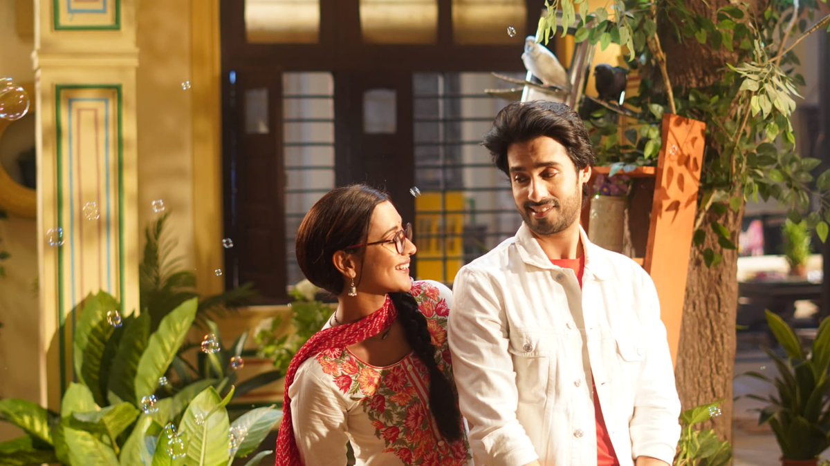 TvPromosIndia's tweet photo. A jodi is so real, so adorable — you won’t be able to look away!
From giggles to glances, they’ve got it Coming Soon only on Star Plus! 

#StarPlus
#KabhiNeemNeemKabhiShahadShahad
#ComingSoon 
#NewJodi https://t.co/qP1DwUhI40