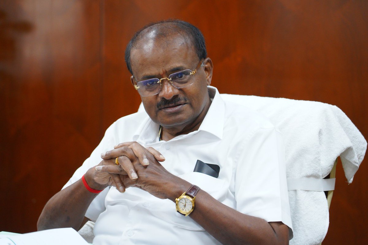 hd_kumaraswamy's tweet photo. Chaired inter-ministerial meeting with senior officials from @PetroleumMin, @MORTHIndia & @MHI_GoI to review and fast-track the expansion of EV charging infrastructure across the country.

Under the visionary leadership of Hon’ble PM Shri @narendramodi avaru, the PM E-Drive scheme is transforming India’s mobility landscape. With an outlay of ₹2,000 crore, the scheme will establish 72,000 EV charging stations nationwide. We are committed to building a robust, accessible and future-ready EV ecosystem to ensure energy security, reduce carbon footprint, and empower citizens through green transport. ⚡🇮🇳

#PMEDrive #GreenMobility #EVRevolution #SustainableTransport #EnergySecurity #EVIndia #TransformingIndia #NetZero2070 #MakeInIndia 
@PMOIndia