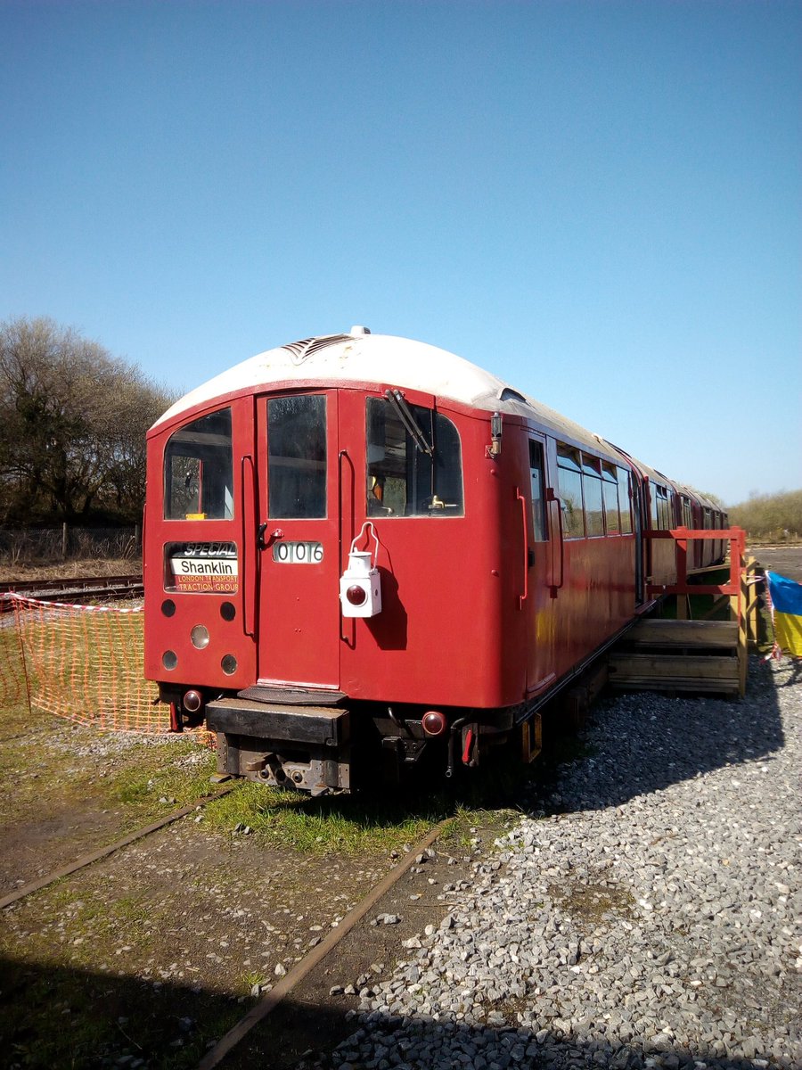 A throwback to March 2022; 483006 'Terry' basking in the sun at Cynheidre during the <a href="/llanellirailway/">Llanelli Railway</a> March open day. Hopefully soon we will be able to get Terry back on public display, but for the moment she's parked a bit too far down the siding!

📷 - @DanNashTR