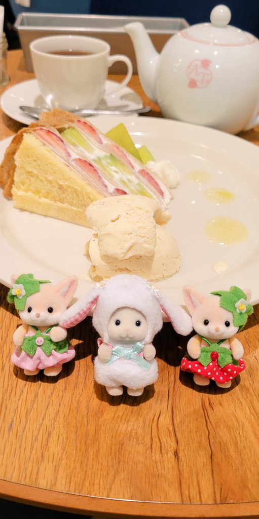 01ie24's tweet photo. 暑くなってきましたね。
なんか冷たくて甘いもの食べたい～と求めていたらフラフラ～っとここにたどり着きました🍰🍨
いちご🍓とメロン🍈最高か！😋
そ��てバニアちゃんとスイーツは合いますね😆 https://t.co/4fKw2JIuNt