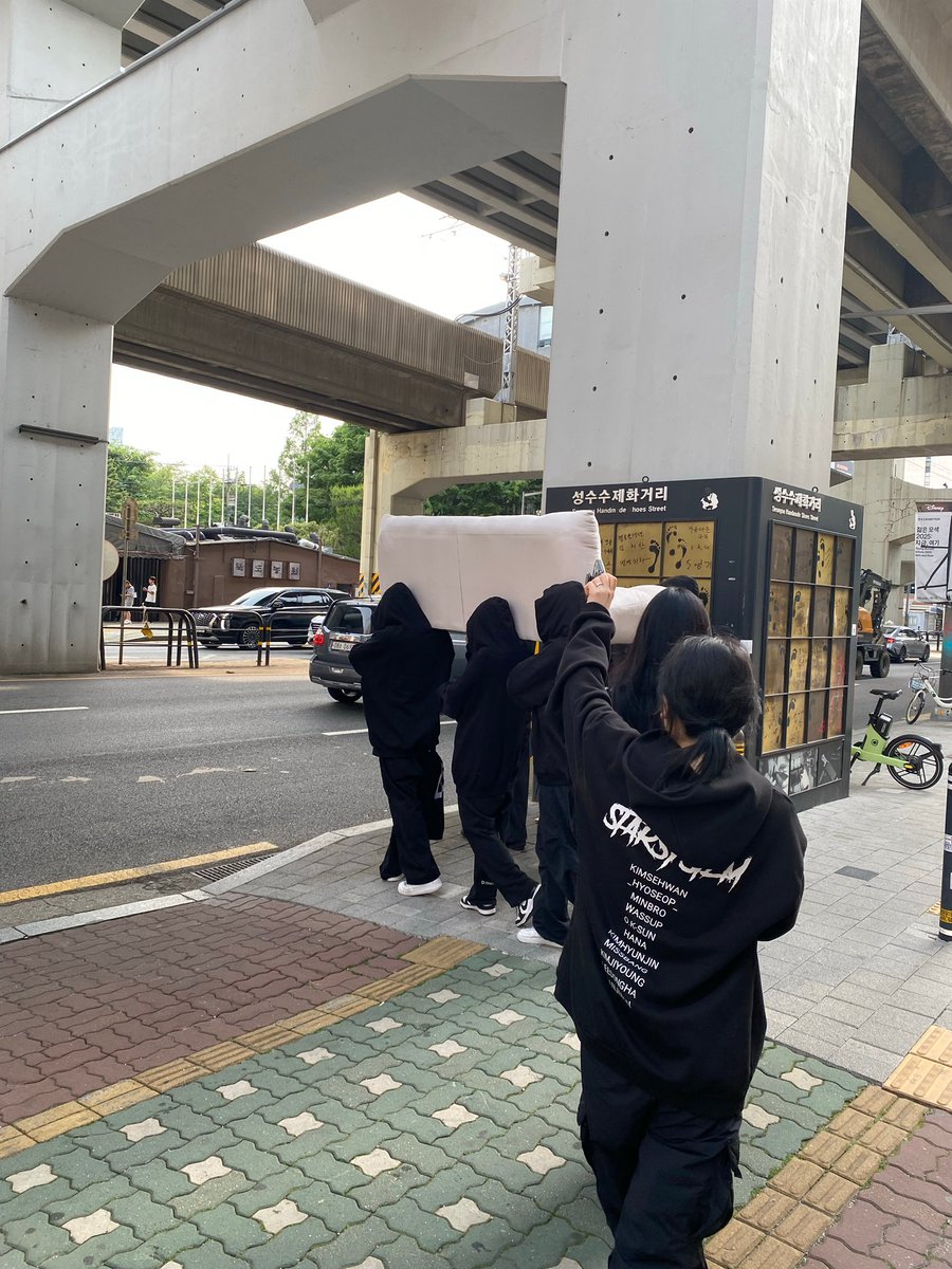 sorbet_limon's tweet photo. Minnie’s sofa being hauled away by the backup dancers like it’s a funeral??? 😭😭😭😭😭😭 end of an era https://t.co/60rSUHlvt2