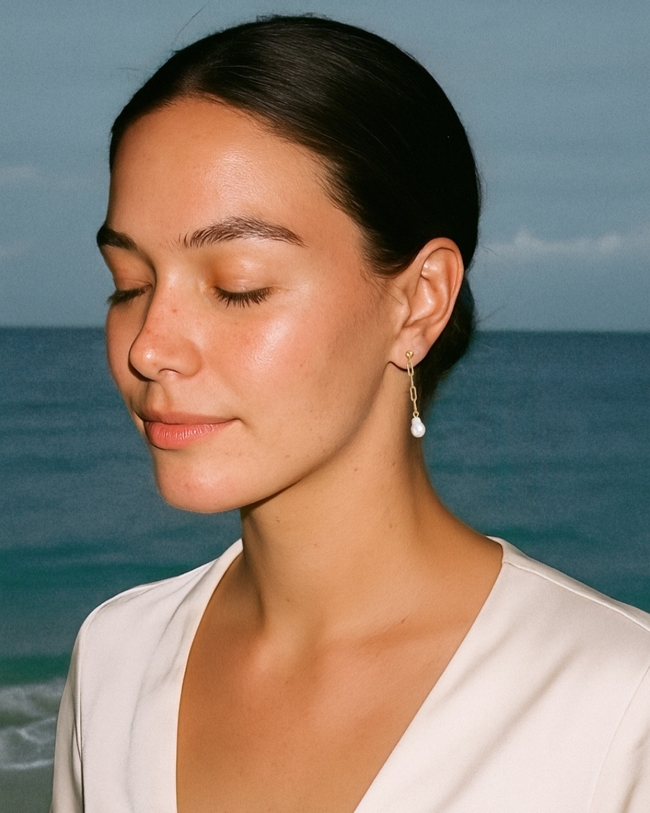 Just some ocean moments with our favorite pearl earrings: Iben. 🌊🌼✨ #larssonjennings