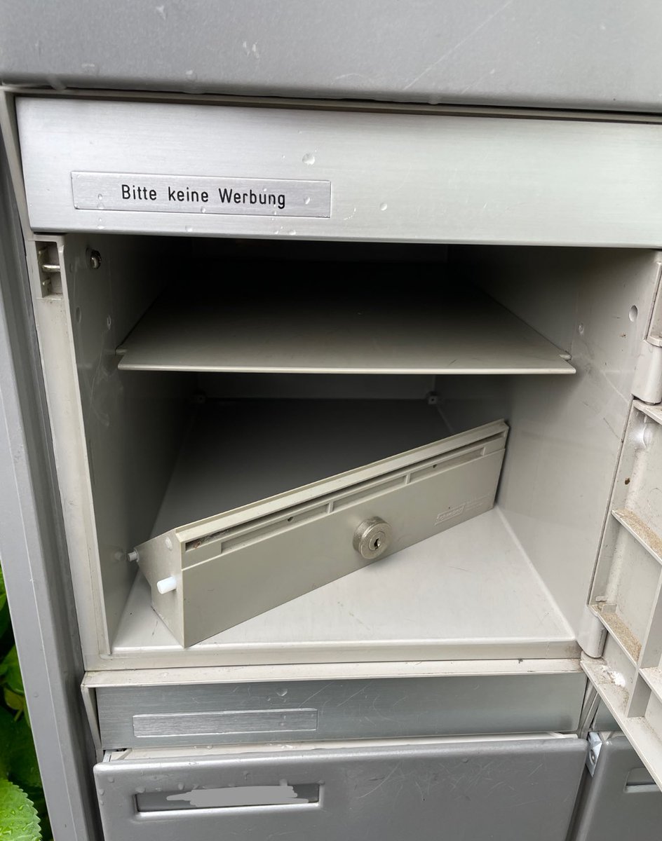 swissdoha's tweet photo. @swisspost wie muss man vorgehen, wenn einem der Postbote ein Paket zustellt und dabei den Briefkasten beschädigt??? ❓❓❓
Es ist ja schön, wenn man das Ding rein bringt, aber es wäre auch schön, wenn man uns wieder rausnehmen kann!!!
Danke für Ihre Antwort!!! https://t.co/Ed4MleWKTo