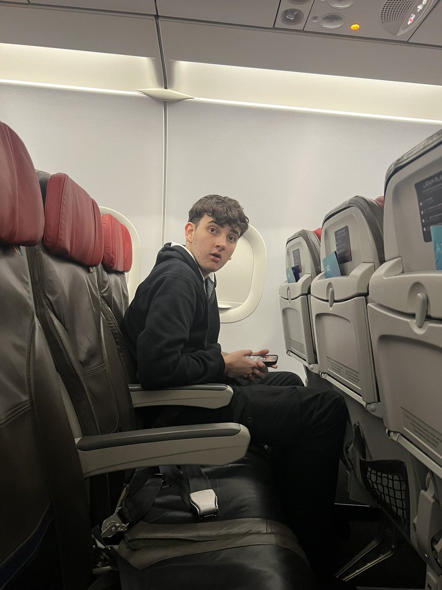 No lo puedo creer.  Lo que me faltaba… coincidir otra vez con el pelotud# de la <a href="/Lagusneta/">La Agusneta</a> en un avión 🤦🏾‍♂️