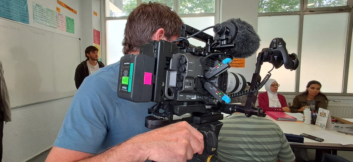 Atzo Galeseko telebista etorri zitzaigun bisitan. Euskal Herriari buruzko saio bat grabatzen ari dira eta Orioko AEK aukeratu zuten helduen euskalduntzea dokumentatzeko.