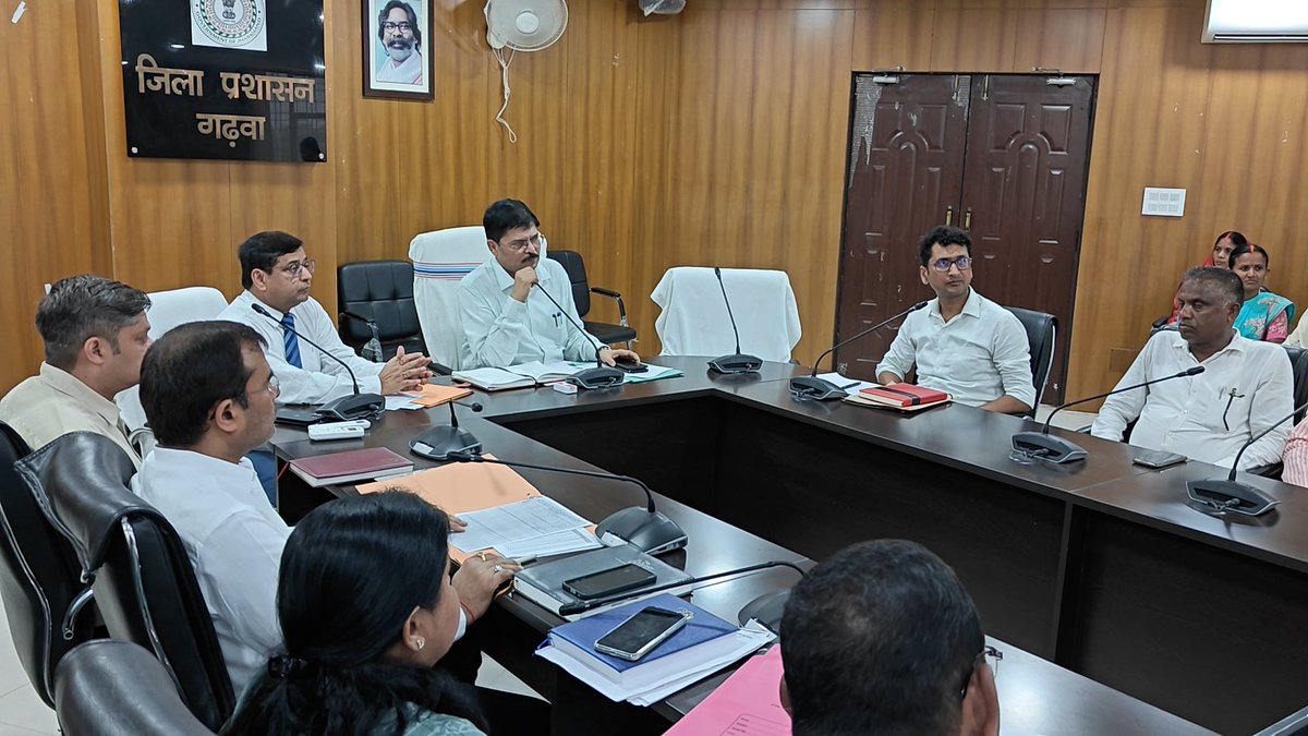 dc_garhwa's tweet photo. समाहरणालय सभागार में गढ़वा जिला एवं प्रखंड स्तरीय पदाधिकारियों,मुखियागण, प्रमुखगणों के साथ बैठक कर क्षेत्र में चलाई जा रही सरकार की जनकल्याणकारी योजनाओं की समीक्षा की। कार्य संचालन की अद्यतन स्थिति से अवगत हुए और कार्यो में प्रगति लाकर ससमय पूर्ण करने हेतु आवश्यक निर्देश दिए। https://t.co/buOvI2pVBG