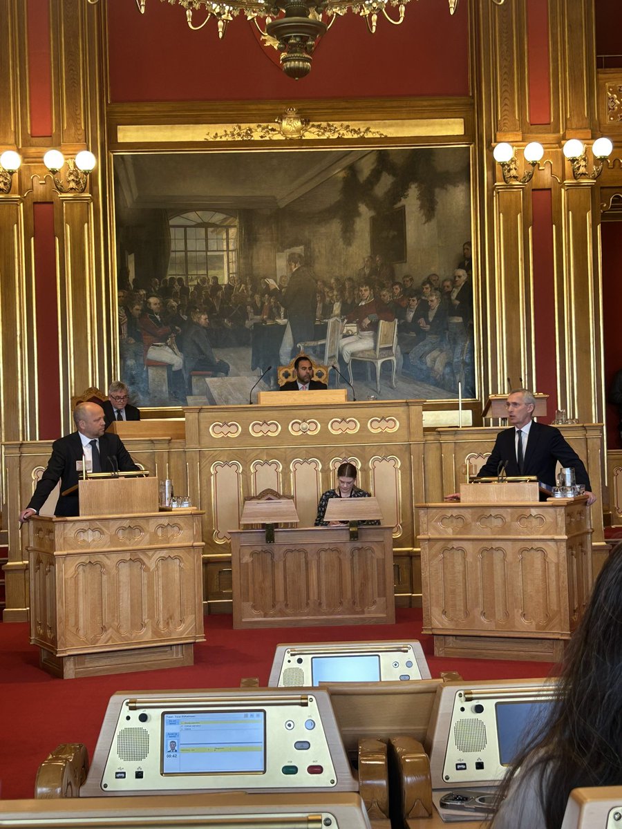 Han til venstre la fram statsbudsjettet. Han til høgre la fram det reviderte nasjonalbudsjettet. Og ingen av dei vil ta ansvar for den økonomiske politikken som blir ført.