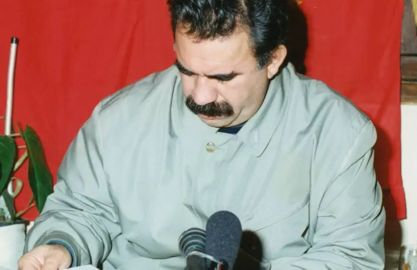 basinarchive's tweet photo. Kürt Halk Önderi Abdullah Öcalan'ın “75. Yıl dönümünde  Kürdistan Uluslararası Lozan Konferansı'na" sunduğu mesajı sizlerle paylaşıyoruz.

���Mesaj, Serxwebûn'un Temmuz 2023 tarihli sayısında yayınlanmıştır.

Uluslararası Lozan Konferansı’na!

Değerli katılımcılar!

Halkımızın tarihinde en talihsiz antlaşmalardan birisi olan Lozan Antlaş̧ması’nın 75. yıl dönümü dolayısıyla gerçekleştirdiğiniz bu konferans sadece yakın tarihin değil, günümüzün temel gerçeklerine ve Kürdistan boyutuyla ağırlaşan sorunlarına temel teşkil etmesi anlamında da büyük önem taşımaktadır. Sırf hukuksal açıdan değil, tarihsel, bilimsel, hatta moral değerleri açısından yoğ̆unca değ̆erlendirmeyi ve bir uluslararası kararlılık düzeyini sağlamayı önümüze koymaktadır. Bu temelde isabetli bir düzenlemeyi gerçekleş̧tirdiğinize inanıyor ve sizleri selamlıyorum.

Kürt halkının tarihinde buna benzer tehlikeli bir anlaşma da 1639’da Kasr-ı Şirin’de imzalanmış ve yarattığı parçalanma hâlâ bütün etkisiyle sürmektedir. Fakat en ciddi parçalanmanın 1923’te bir taraftan Türkiye’nin, diğer taraftan Batılı devletlerle birlikte Bolşevik Rusya’nın da taraf edilmesiyle gerçekleştirilen bu anlaş̧ma bir soykırımı tamamlamıştır. Ermeni, Asuri ve Grek halkından bazılarını azınlık statüsüne düşürüp soykırımlarını gözardı edip tükenişine yol açarken ve bu konuda içine düştükleri vahim durumu görmezlikten gelirken, Kürt halkının da adeta yeni baştan çizilen bir soykırımın başlangıcına alınması her şeyden önce tarihsel bir gerçektir. Günümüze kadar olup biten de zaten bunu doğ̆rulamış̧tır.

İkinci Dünya Savaş̧ı soykırımı üzerinde çok duruldu. İnsan hakları alanında yine çok şeyler söylendi, yapıldı. Hukuk yoluyla değerlendirildi, mahkemesi kuruldu, yargılamalar gerçekleştirildi, cezalandırmalar yapıldı. Ama özellikle Birinci Dünya Savaşı sonrasında Anadolu’da kemalistlerin yürüttükleri soykırımlar, Almanya’daki faşistlerin yürüttüklerinden daha mı az önemlidir! Elbette ki, soykırım açısından hayır. Hem ilktir hem de çok vahimdir.