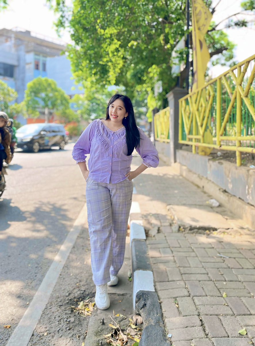 ichuuuuul's tweet photo. OOTD hari ini: simpel, nyaman, tapi tetap standout 🍇💜 Langkah santai, warna ungu, dan mood yang nggak main-main 💁‍♀️💜 @AXISgsm #SukaSukaOOTD #AturinSukaSuka #EmangKitaBeda https://t.co/QklnW9g819