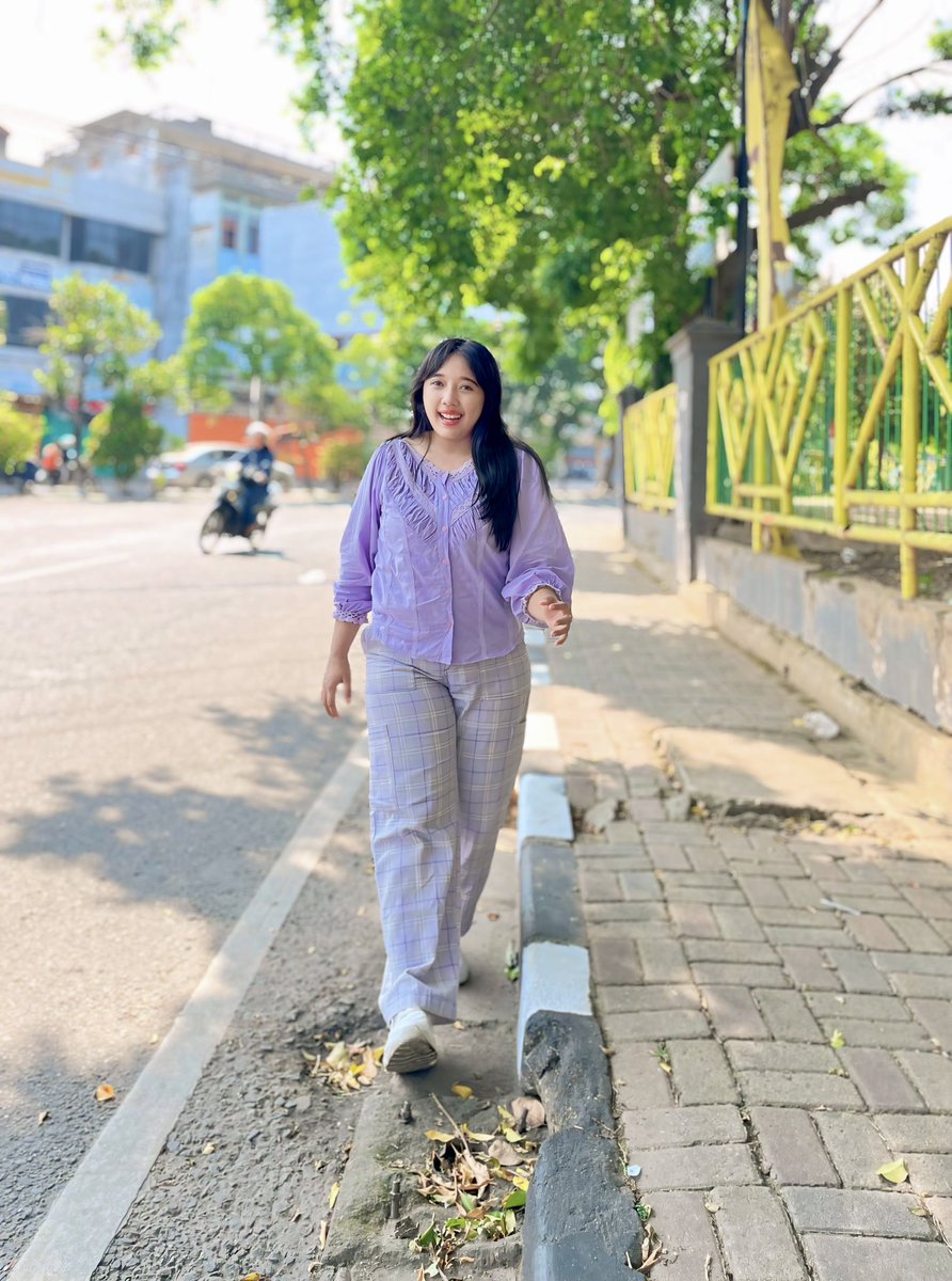 OOTD hari ini: simpel, nyaman, tapi tetap standout 🍇💜 Langkah santai, warna ungu, dan mood yang nggak main-main 💁‍♀️💜 <a href="/AXISgsm/">AXIS</a> #SukaSukaOOTD #AturinSukaSuka #EmangKitaBeda