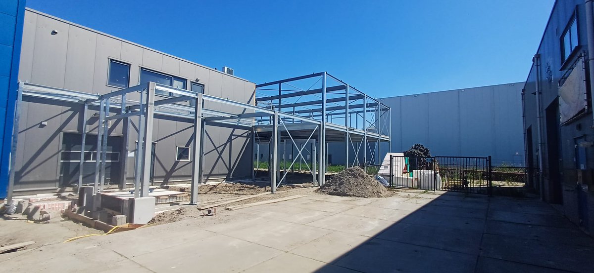 Deze week weer een #staalconstructie geleverd voor een visverwerkend bedrijf op #Urk. Een deel van de staalconstructie is thermisch verzinkt en een ander deel gespoten in epoxyprimer. Heeft u ook #staalbouwplannen? Laat ons meedenken! riezebos-constr.nl #staalbouw