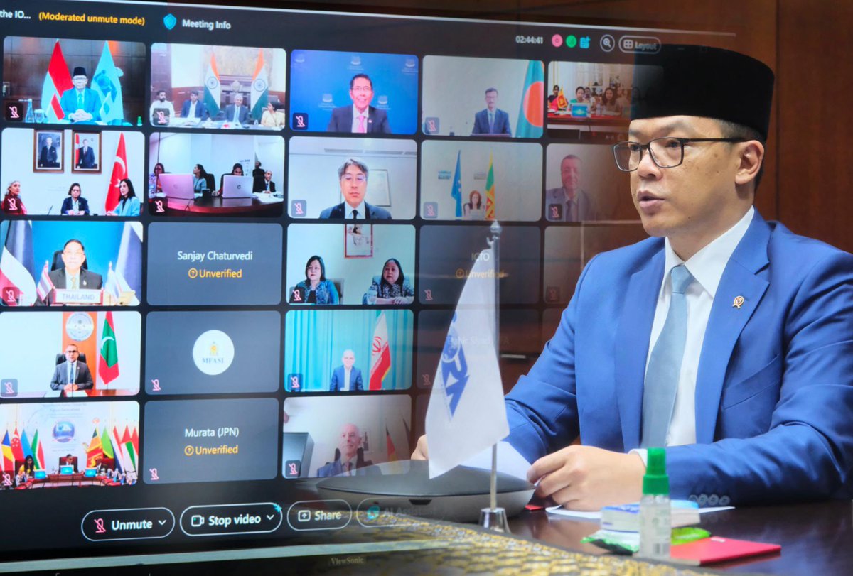 Menlu_RI's tweet photo. At the virtual 24th IORA Council of Ministers (22/05), I reaffirmed the importance of the Indian Ocean. Challenges like climate change, marine pollution &amp; illegal fishing demand strong cooperation &amp; commitment. https://t.co/pgUS3JDa8w
