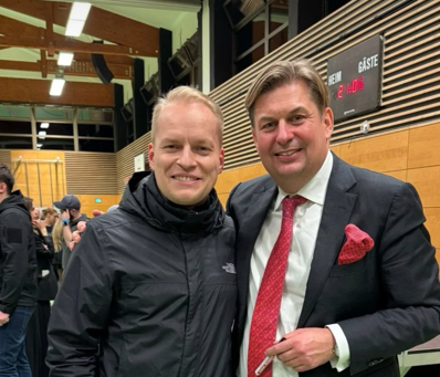 #AfD-Politiker Maximilian #Krah hier mit einem der bekanntesten Neonazis Deutschlands. Das Foto dürfte ziemlich aktuell sein.
Der langjährige und mehrfach veruteilte Neonazi Patrick #Schröder war in zahlreichen Strukturen aktiv, zuletzte bei der NPD, verurteilt ua wg. Hitlergruß.