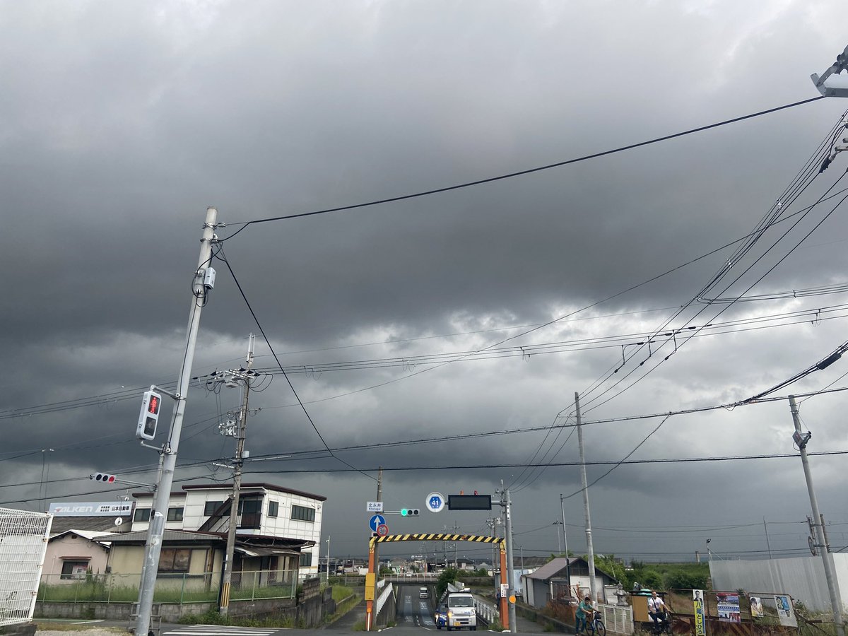 天気悪っ…！目の前に雨が迫ってきた！
あと一件さくっと行って終わろう。