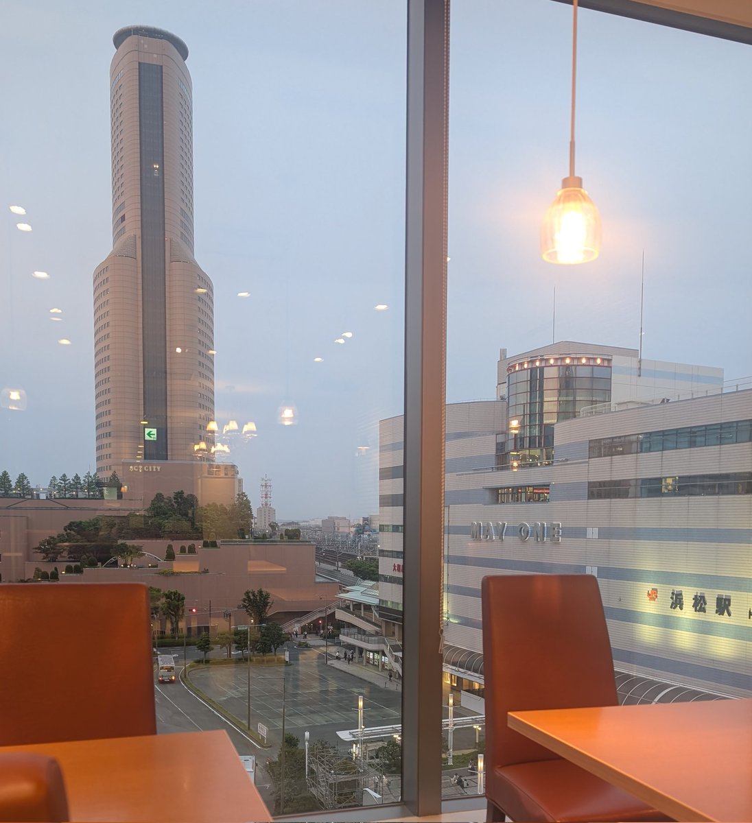 locompany_lolo's tweet photo. 遠鉄百貨店6階のLOLOcentrocafeからの景色です。
だいぶ日が長くなりました。
17時からのメニュー始めました。
サラダ、前菜、パスタ、ドリンクのメニューです。
お得で美味しくなりました。
アクトタワーを横から眺めながら
横からで良かったかな
#LOLOCafe
#浜松カフェ
#centrocafe https://t.co/hJhisY6ifT
