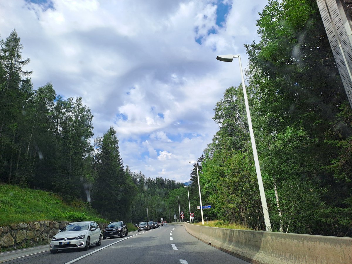 HW_Tra's tweet photo. Route Nationale #N205 #RN205 descente de la rampe d'accès du Tunnel du Mont-Blanc à Chamonix #Férusdepanneaux https://t.co/5Rj4GqdBWh